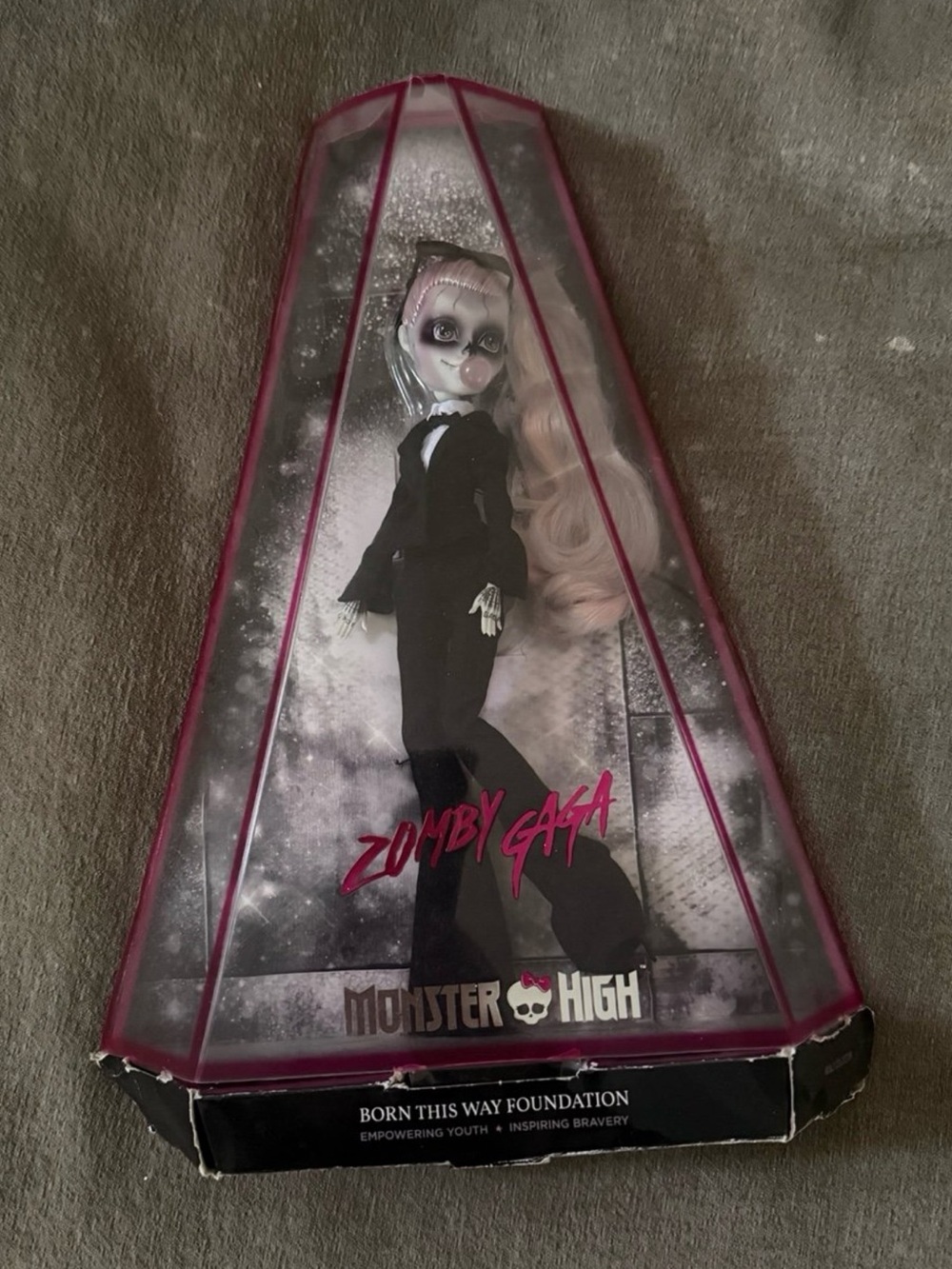 monster high Zomby Gaga Doll - Black Outfit with Pink Hair